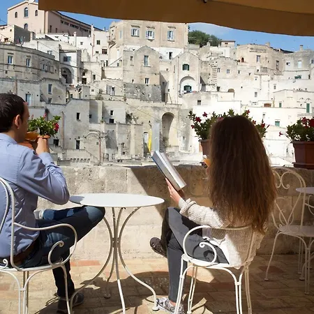 מלון Sassi San Gennaro 2*